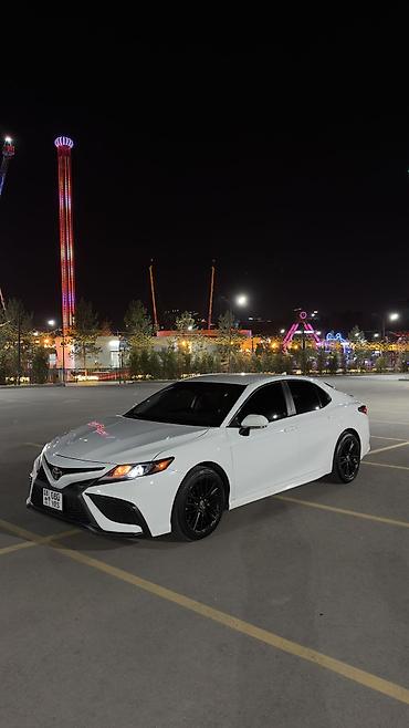 дачики: Toyota Camry: 2021 г., 2.5 л, Автомат, Бензин, Седан — 2