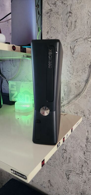 xbox 360 disk: Xbox 360 Slim Ela vezyetgedir Tam Islekdir Icinde 4-5 oyun var. Qeyd