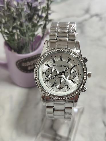 krsna kost: Ženski ručni sat Michael Kors – elegantan srebrni hronograf - Kućište — 1