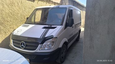 трейлер дом на колесах: Грузовой фургон Mercedes-Benz Sprinter белого цвета, предназначенный