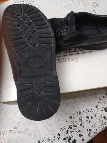 Uşaq ayaqqabıları: Makasinlər qara rəngdə .Hər biri 9man.32,31və27 razmerlər — 12