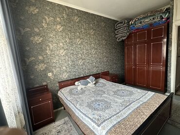 юнешеский гарнитур: Спальный гарнитур в классическом стиле, цвет – тёмная вишня/махагон с