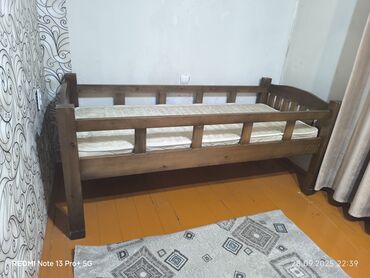 детская кровать машинка: Деревянная односпальная кровать с бортиками + матрас. - Материал
