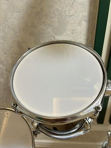 барабан: Uşaq/təcrübə üçün kompak tərkibli zərb aləti dəsti Tərkib: - Bass — 4