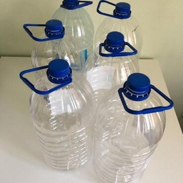 5 литровые бутылки: Продаю Баклажки.5 литровые 3 штуки по 15 сом.6 литровые 2 штуки по
