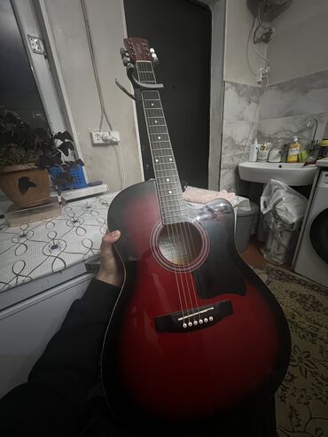 советская гитара: Продаю гитару покупал 2 недели назад в подарок капо и чехол