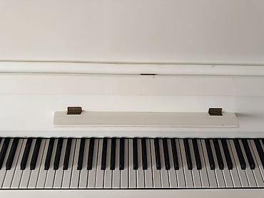 pian: Ağ rəngli akustik upright piano. hec calinmayib, hecbir prablemi — 3