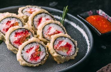 Готовые блюда, кулинария: Сеты роллов и суши - Тёплые роллы в хрустящей панировке: крупные — 6