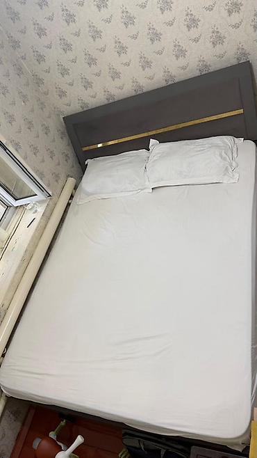 продаю кровать двуспальная: Двуспальная кровать, Б/у, С матрасом, длина - 2 см — 3