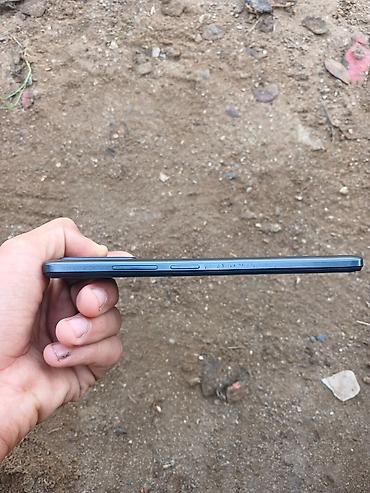 gunes panel kamera: Smartfon – mavi/qara tonlarda, sərt korpuslu, sol tərəfdə həcmi — 5