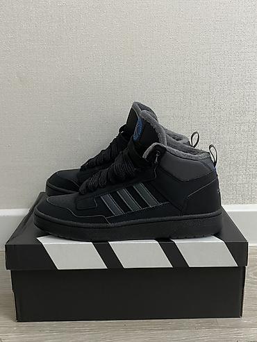 сапоги 42 размера: Кроссовки Adidas новые, утеплённые, середина голенища (mid). - Цвет — 3