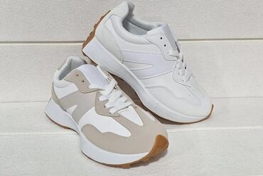 new yorker sandale: New Balance. 36 broj 
Lagane i udobne.
Nikad nosene. Stanje 10/10