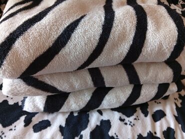 Digər tekstil: Divan və kreslo ortuyu.Zebra zolaqlı naxışa malik yumşaq toxunuşlu