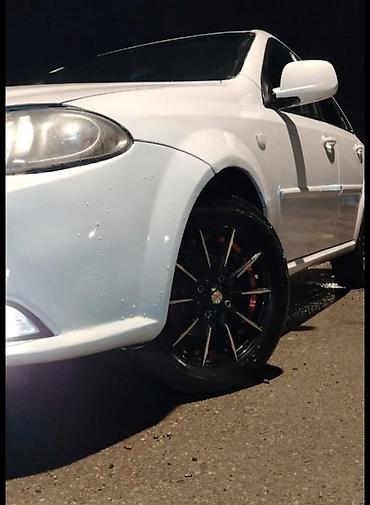 Daewoo: Sedan avtomobil – ağ rəng Model:tipli 4 qapılı sedan Kuzov: ağ rəng — 4