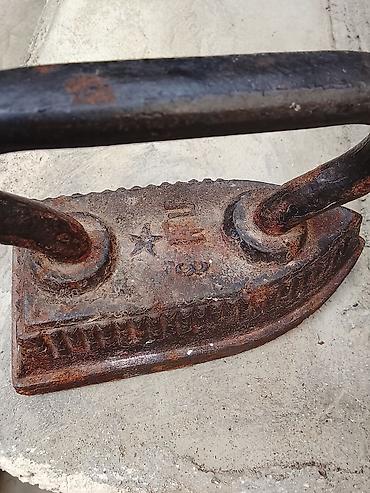 Çuqun köhnə tip kömür ütüsü. Ağır və möhkəm metal gövdəyə malikdir