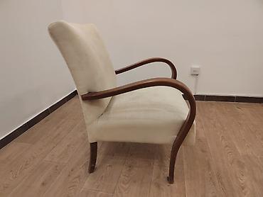 ikea ormari za sobu: Stilska fotelja sa elegantnim zakrivljenim drvenim rukonaslonima i — 2