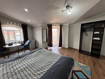 Посуточная аренда комнат: Сдаются просторные номера в гостевом доме с внутренним двориком. - — 2