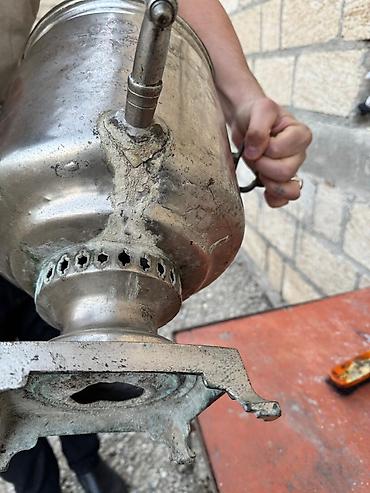 Qədim samovarlar: Məhsul: Köhnə tip samovar (kömür/odunla işləyən) Təsvir: - Material — 1