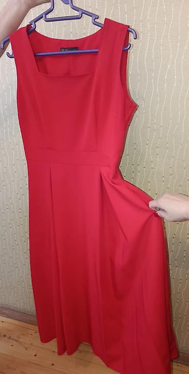 Qırmızı rəngdə zərif qadın donu - Model: sadə və klassik kəsim, bel