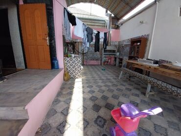 Həyət evləri və villaların satışı: Satılır: həyətli ev - Geniş, tam daş döşəməli həyət. Hündür, taxta — 9