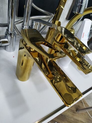 столешница в ванную комнату: Qızılı rəngdə vannaya/hamam üçün qarışdırıcı kran - Korpus: bürünc