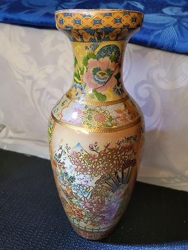 Umetnost i kolekcionarstvo: Kineska vaza,rucno reljefno oslikana iz 70ih godina. Porcelanska — 2