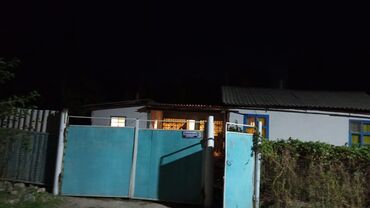 продаю дом в ак ордо 1: Үй, 100 кв. м, 5 бөлмө, Менчик ээси, Эски ремонт