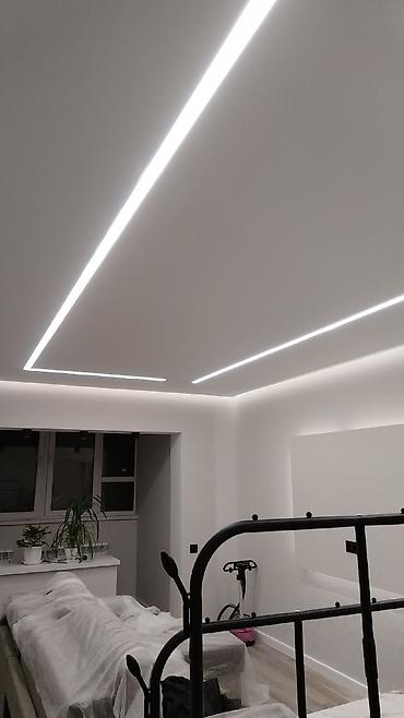 plastik qapi gence: LED xətləri və gizli işıqlandırma ilə alçıpan tavan və divar dizaynı — 4
