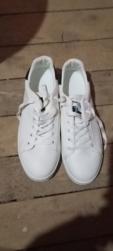 красовка: Ağ rəngli unisex kross 44 nömrə. Minimalist dizayna malik bu kross