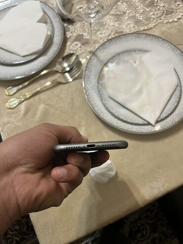 Apple iPhone: IPhone 11, 64 GB, Qara, Face ID — 8