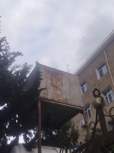10 tonluq su çəni: Kohnə qalin dəmirdən Su çəni. 2.5 Tondur