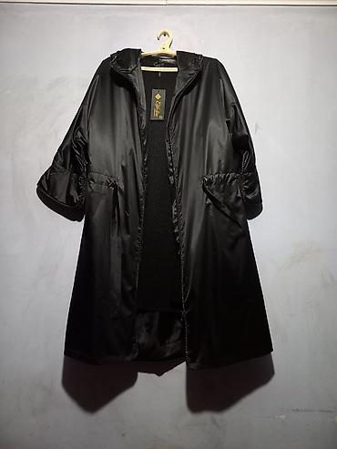 qara ayaqqabılar: Qadınlar üçün qara rəngli kapüşonlu yüngül yağmurluq/palto. - Model — 2