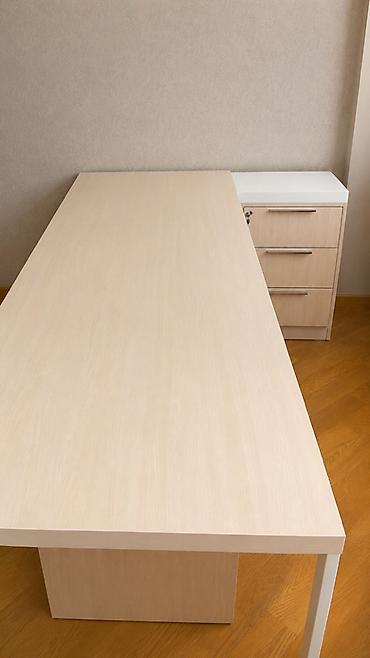 kamputer masası: Ofis üçün L‑şəkilli iş masası və saxlama bloku - Rəng/tekstura: açıq — 2