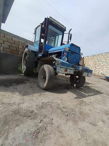 Kənd təssərüfatı avadanlığı: Mavi rəngli kənd təsərrüfatı traktoru - Kabinli konstruksiya: tam — 4