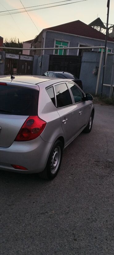 Kia: Kia Cee’d, gümüşü rəngli hetçbek. Xarici: - Orijinal Kia radiator — 3