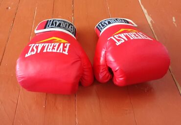 Спортивные настилы и коврики: Everlast brendinin qırmızı rəngdə boks əlcəkləri. 3 ay işlənib cırıq