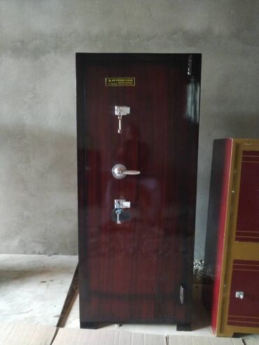 Seyflər: Seyf Türk zavod. Geniş ölçüdə. Yanmayam oda davamlı. 600-700 dərəcə — 3