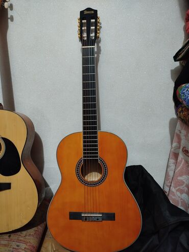 студийный микрофон: Новая классическая гитара с полным комплектом