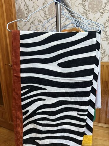 şərf: Zebra naxışlı bu şərf qara və ağ rənglərin ahəngi ilə zərif və dəbli