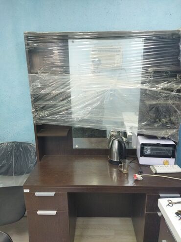 женский косметический столик: Bərbər/salon üçün iş stolu və güzgülü vitrin tezedi - Material: tünd