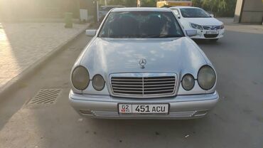 мерс сэшка: Серебристый седан Mercedes-Benz, модель E-класса (W210), оснащенный