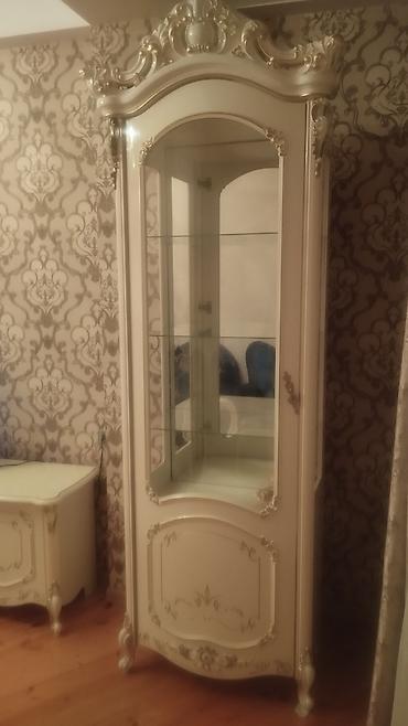 salon dolab: Klassik üslubda qonaq otağı mebel dəsti Tərkibi: - 2 ədəd vitrin şkaf — 6