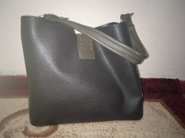 вместительная женская сумка: Сумка черная классическая
Вместительная 
б/у