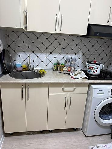 moyka skafi: Bej Parlaq laminat mətbəx mebeli Üst dolablar: 5 qapılı modul — 2