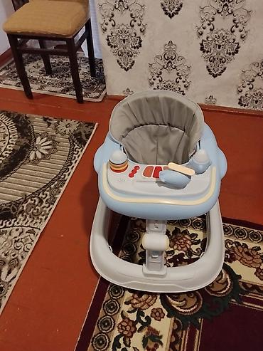 gitara usaq ucun: Uşaq gəzdirəci (walker) - Rəng: açıq mavi–ağ gövdə, boz yumşaq — 1