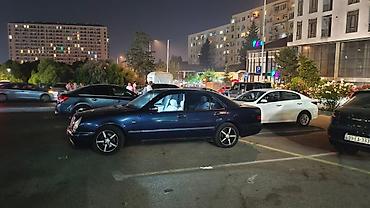 mercedes benz e250: Mercedes-Benz E-Class W210 sedan - Korpus: 4 qapılı sedan, tünd mavi — 4