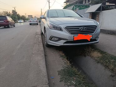 авто в рассрочку: Стильный седан Hyundai Sonata серебристого цвета, год 2019 пробег