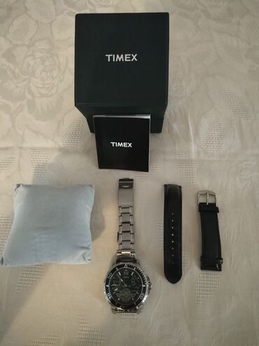 Προσωπικά αντικείμενα: Πωλείται αυτόματο ρολόι Timex με μπρασελέ σε άριστη κατάσταση!