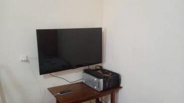 телевизор с интернетом: Divarda asılmış qara rəngli düz ekran televizor. Məhsul minimalistik