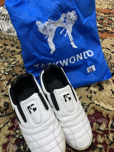 Бутсы: Продаю Соги для Taekwondo 
Состояние хорошее 
38 размер 
Без запаха